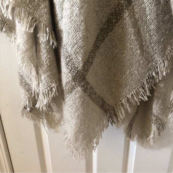 Janie Besner Poncho - Picture 6 of 7